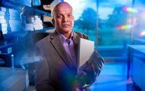 Murali Ramanathan in the Laboratory for Artificial Intelligence (AI) and Clinical Pharmacology, which uses AI to analyze complex biomedical data to ultimately improve drug development for many diseases. Photo: Douglas Levere. 
